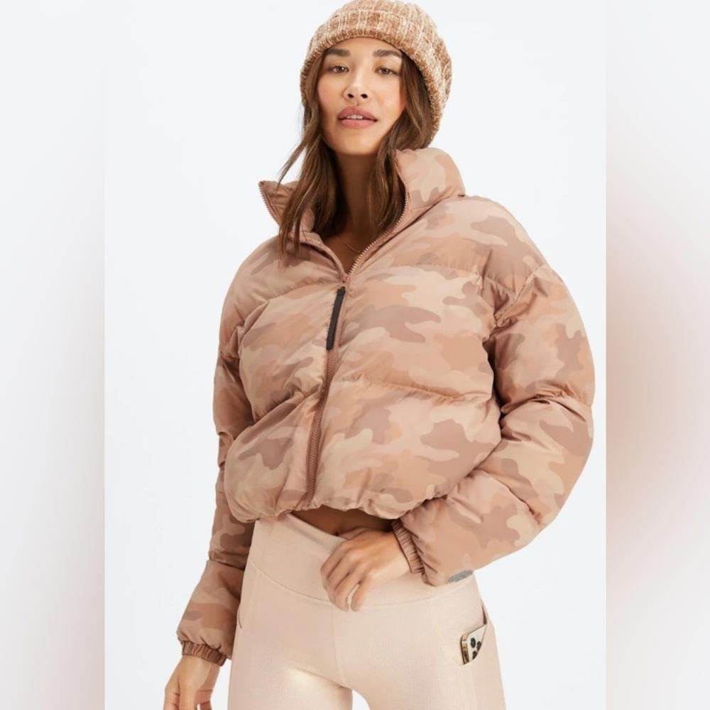 Fabletics Wander Cropped Puffer Jacket Teddy Camo Willow Bark Logo Medium‎ NWT